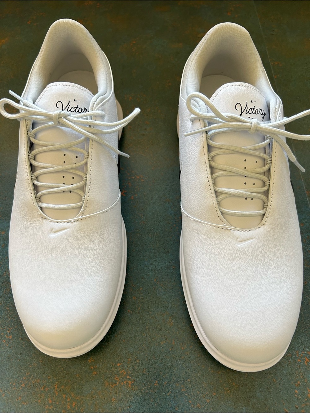 NEW! Nike Men’s White Victory tour Leather golf shoes
